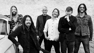 Foo Fighters Ajak Liam Gallagher Gelar Konser Tribute untuk Taylor Hawkins