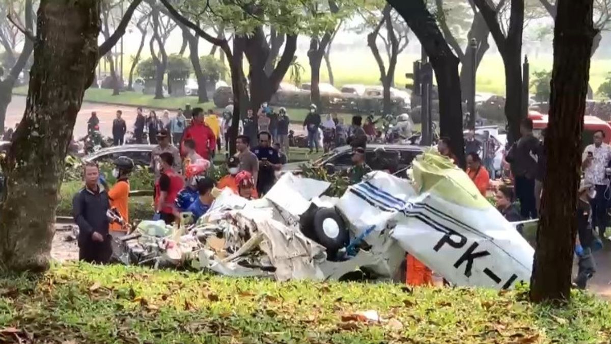 Serpong에서 비행기 추락 사고의 세 명의 희생자는 조종사, 엔지니어 및 승객이었습니다.