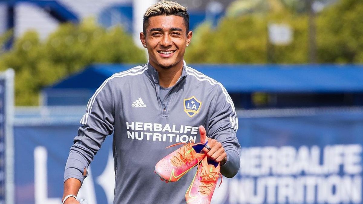 L’arrière Droit Du Los Angeles Galaxy Julian Araujo Quitte L’équipe Nationale Américaine Pour Le Mexique