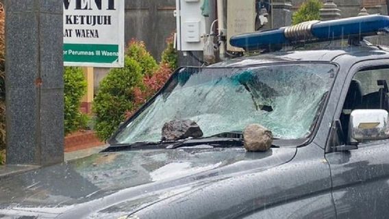 警察はワエナパプアの抗議者にギャングアップ、運用車が破壊された