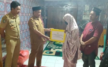 Gubernur Sulsel Berikan Tabungan Beasiswa untuk Anak yang ibunya Gantung Diri di Pinrang