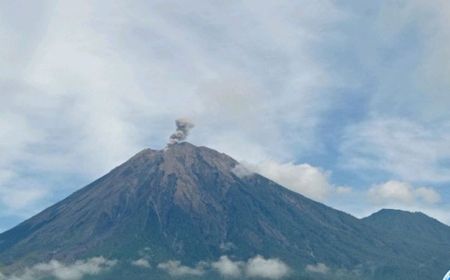 Gunung Semeru Tiga Kali Erupsi Lontarkan Abu Vulkanik