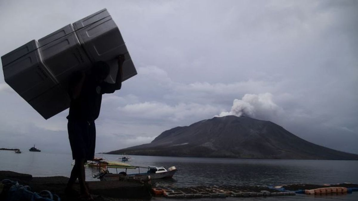 Gunung Ruang Punya Potensi Bahaya Awan Panas hingga Banjir Lahar