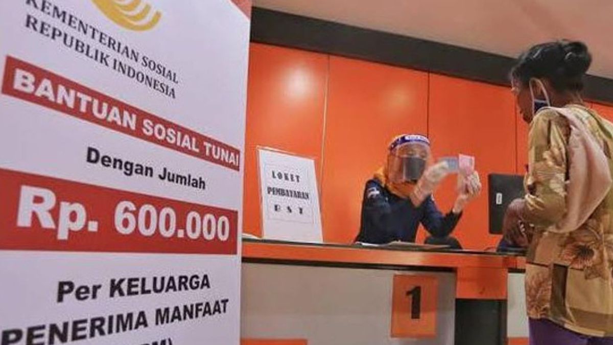 Bansos Tunai Segera Mengalir, Petugas Pos Indonesia Penyalur Bansos Telah Menerima Vaksin COVID-19