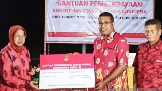 Mensos Salurkan Bantuan Pemberdayaan Masyarakat di Biak