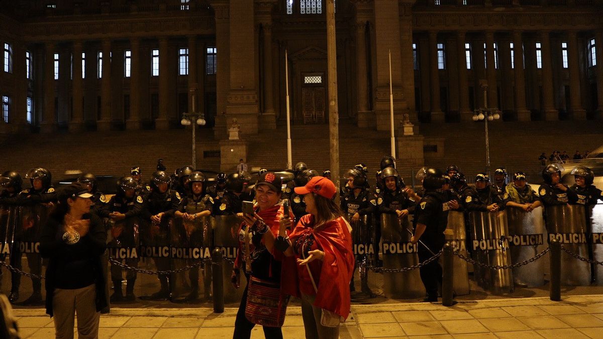 احتجاجات في بيرو تميزت بحرق المباني التاريخية لهجمات المطار، رئيس الوزراء ألبرتو أوتارولا: إنه تخريب
