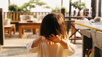 子供たちが社会環境における恥ずかしさを克服するのを助ける方法