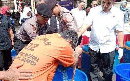 Polda Jambi Musnahkan Barbuk Narkotika Senilai Rp347 Miliar, Termasuk Sabu Cair 264 Kg