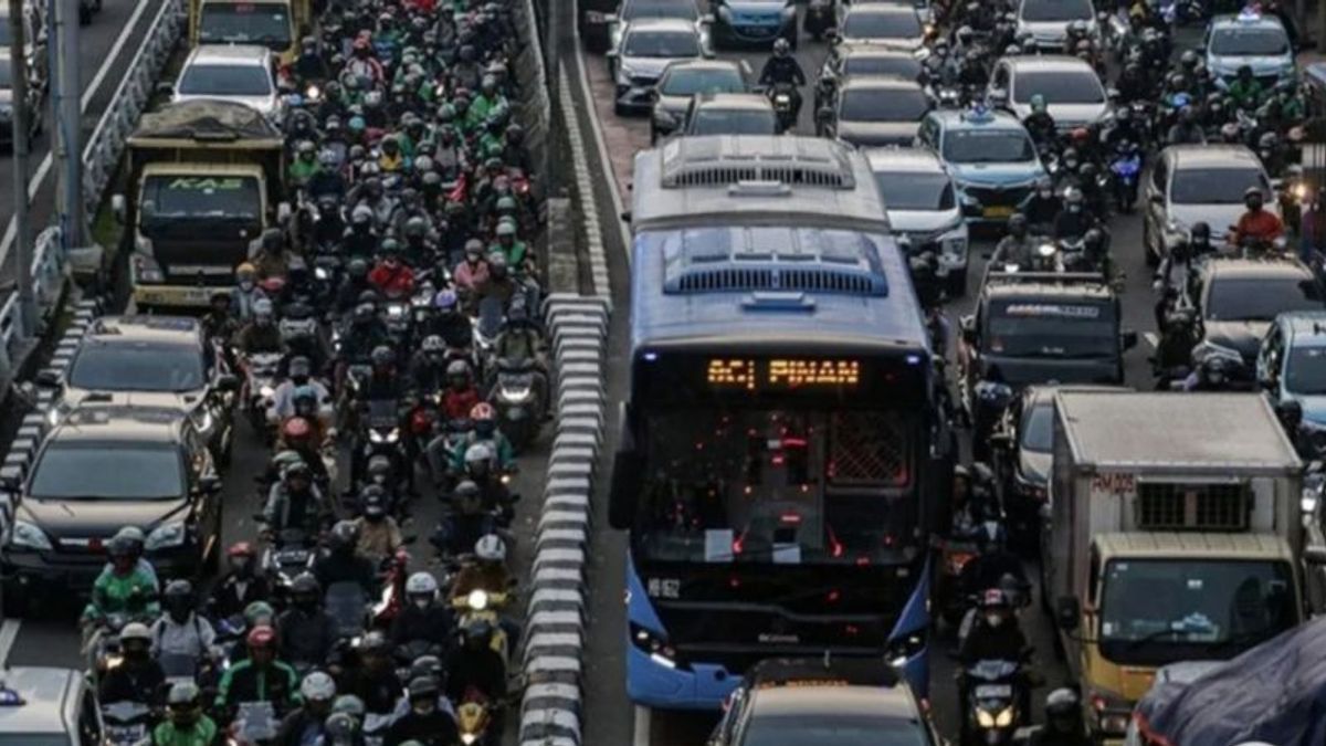 Student-Labor Demonstration In Jakarta, Police Implement Traffic Engineering