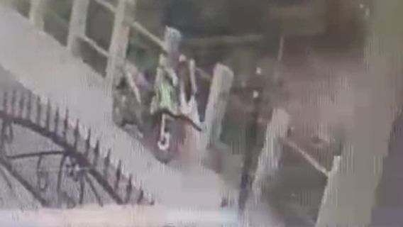 奇利翁河大桥跳出的不雅男子的动作被记录在闭路电视上