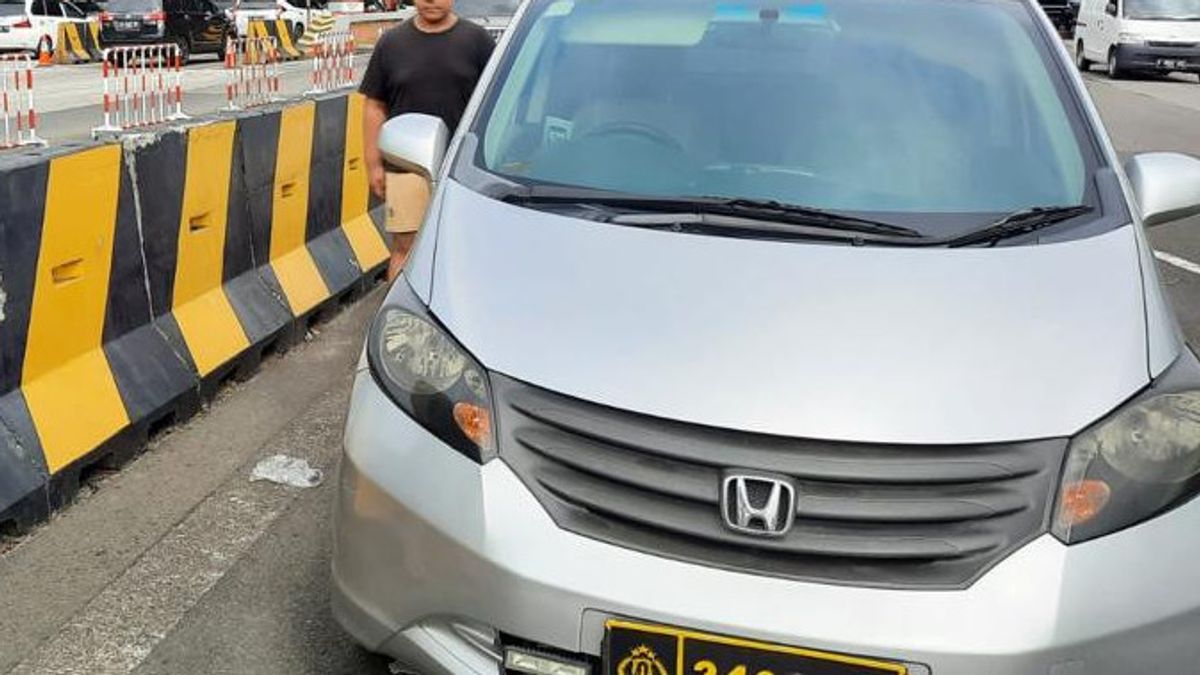 Don't Want To Be Hit By Traffic Jams, Honda Freed Drivers On Tangerang-Merak Toll Road Install Pelat Dinas Polri And Rotator