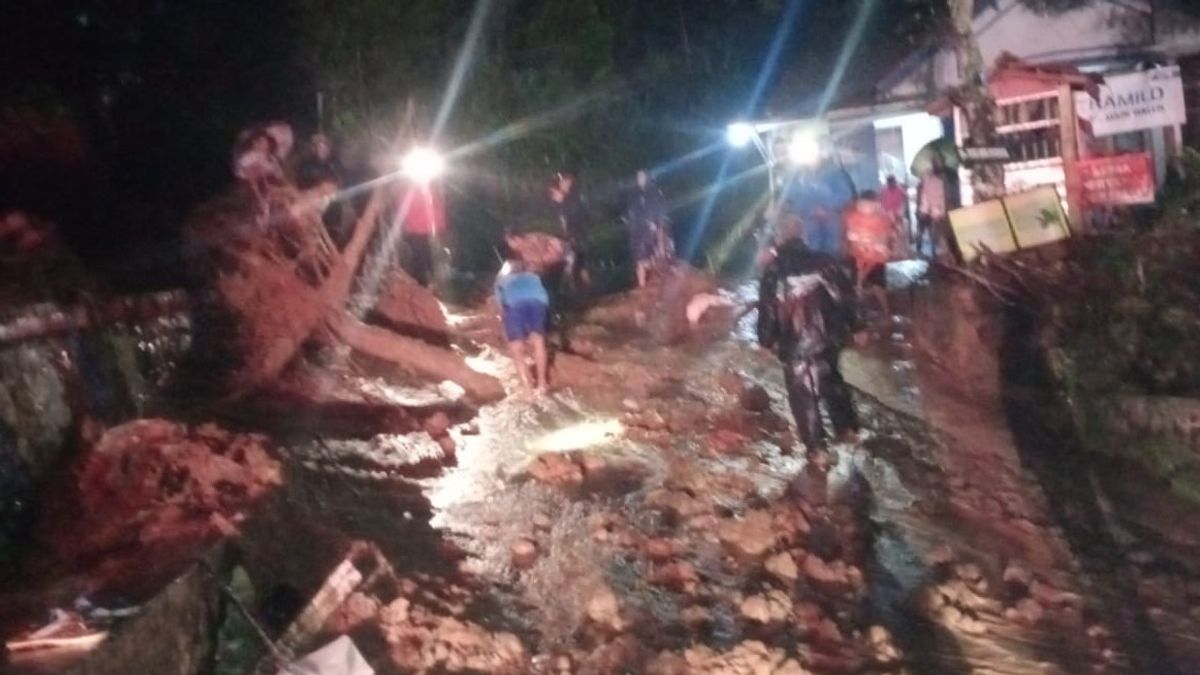 Floods And Landslides In Majalengka, 3 Closed Access Roads