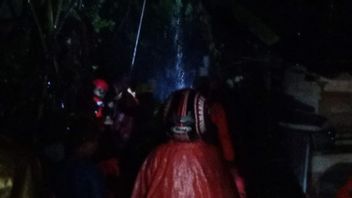 Basarnas Padang Deploys Evacuation Team For 7 Children Trapped In Overflowing River