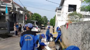 Kerahkan Pasukan Biru Bersihkan Selokan Perumahan di Bekasi, Kasudin SDA Jakpus Minta Maaf