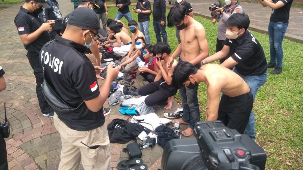 Polisi Amankan Sejumlah Orang yang Hendak Menyusup di Aksi 11 April, Dua Orang Membawa Sajam