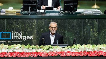 In Parliament, Iran's New President Shouts 'Death America, Play Israel'