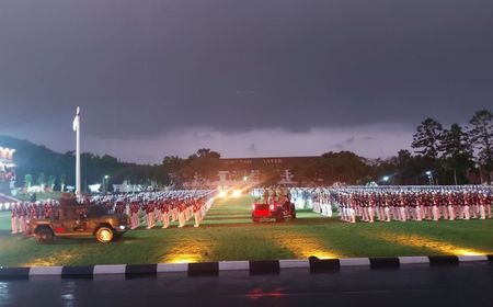 Prabowo-Gibran Diguyur Hujan Deras saat Inspeksi Pasukan Parade Senja