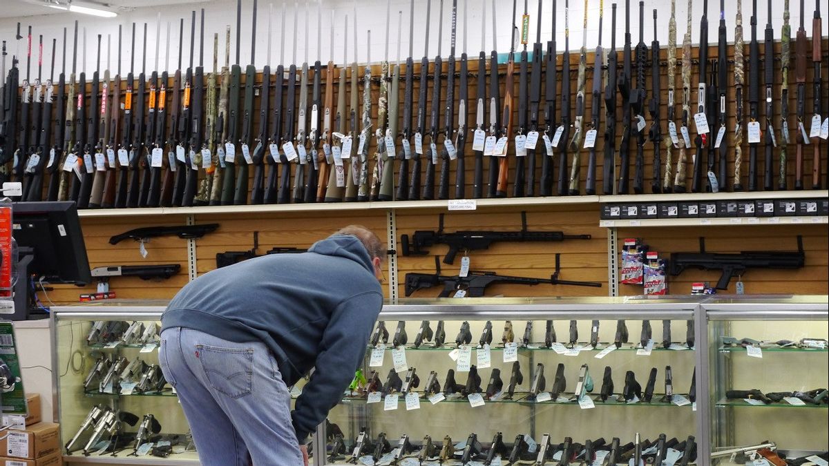 美国周年纪念游行射击嫌疑人合法购买五支枪，步枪和手枪：收集16把刀，匕首到剑