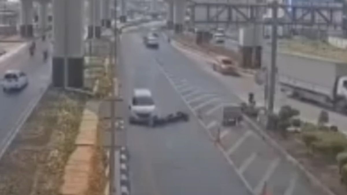 道路上のシャル、オートバイはカクン料金所で車にぶつかって死亡した、加害者の隣人の犠牲者