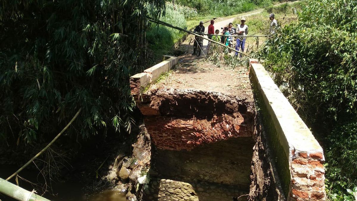 Hamlet Bridge In Malang Collapses, Pickup Car Slips, 2 People Injured