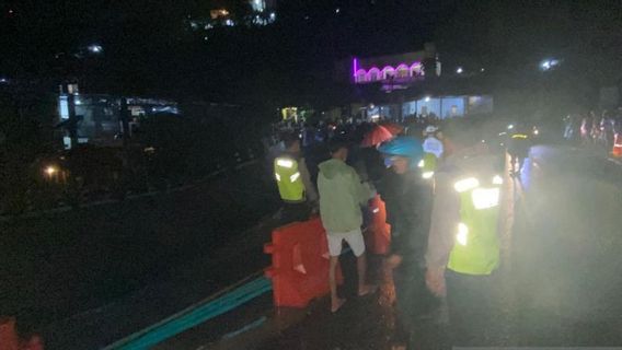 Colo Kudus Longsor Tourism Access Bridge, 2 Vehicles Carried Away