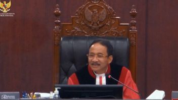 الشاهد غانجار طلب عدم طرح أسئلة صعبة ، رئيس المحكمة الدستورية ضاحك