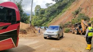 بعد إغلاق الانهيار الأرضي ، طريق بادانج بوكيتينجي عبر مالالاك يمكن الوصول إليه بواسطة المركبات
