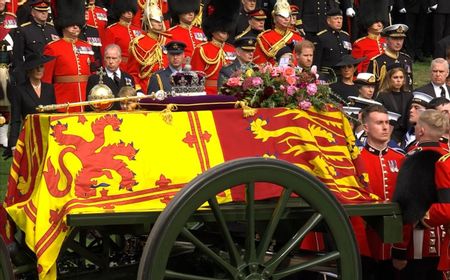 Dari Wellington Arch, Peti Mati Ratu Elizabeth II Dibawa ke Kastil Windsor dengan Mobil Jenazah Kerajaan, Diiringi Putri