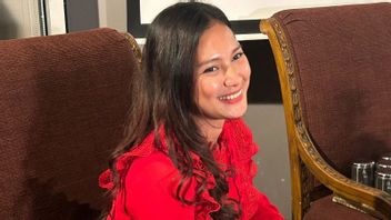 Busy Filming, Indah Permatasari Praises Arie Kriting For Being Proactive In Taking Care Of Children