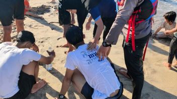 L’équipe de sauvetage a sauvé 4 touristes qui ont été écrasés par les vagues de la plage de Karangpapak Garut