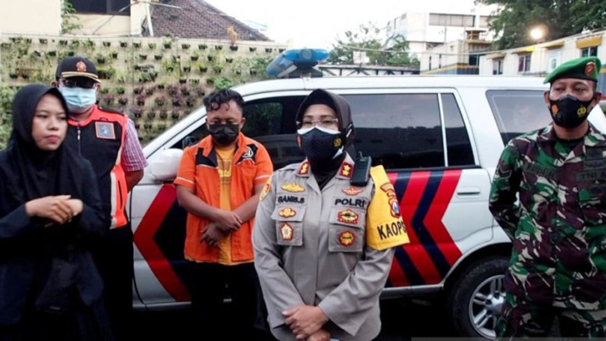 Un Propriétaire De Café Devient Suspect D’émeutes Causant Des Voitures De Police Endommagées Par Des Résidents De Surabaya