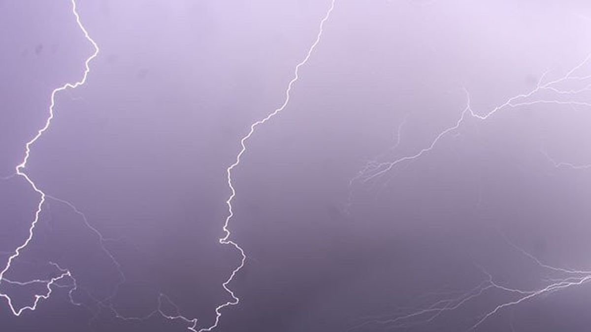 西曼加赖的两个地区可能下雨和闪电