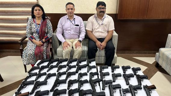 Carrying 45 Guns Of Various Types Using Bags, This Husband And Wife Couple Was Arrested At The Airport