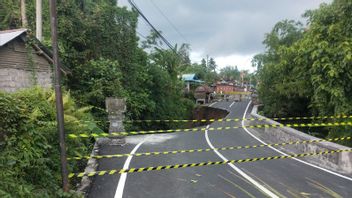 巴厘岛贾尼亚尔的坦帕克西林街道坍塌了35米，现在被警察排成一排