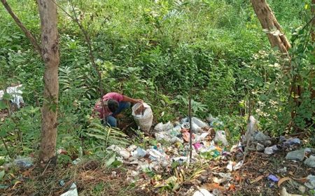 Pelaku Pembuang Sampah di Selopamioro Imogiri Dihukum Sanksi Sosial