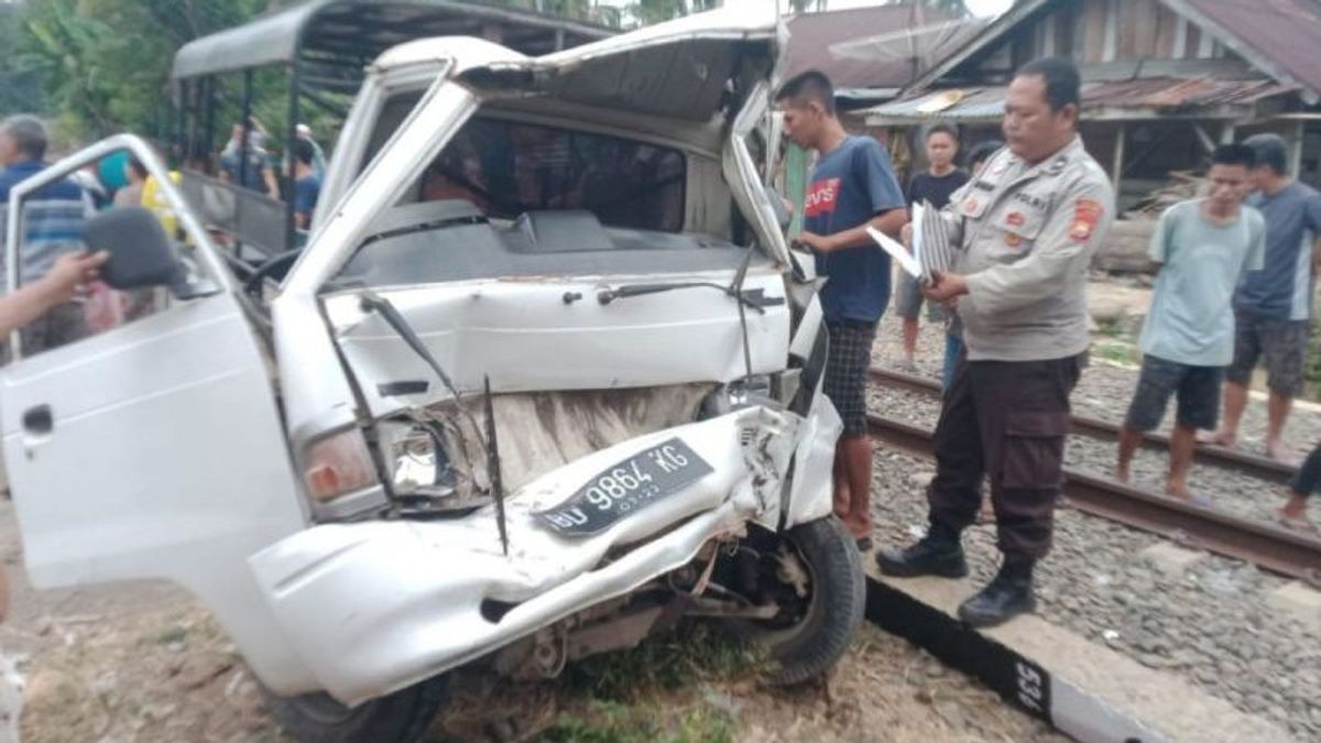 高齢者は、彼が乗っていた車がパレンバンから石油を運ぶ列車にぶつかった後に死亡した