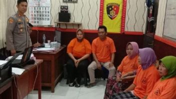 Tersulut Isi Pelakor yang Ternyata Hoaks, 7 Perempuan Keroyok Pedagang Teh Manis di Pelabuhan Bangkalan