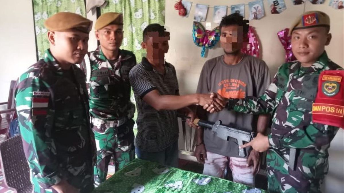 Warga Jawa Tengah Serahkan Senjata Api Rakitan ke TNI di Maluku Utara