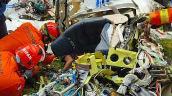セルポン、バサルナスで墜落したPK-IFPタイプセスナ172飛行機の3人の乗組員の避難の秒:犠牲者は飛行機の体に圧迫されました