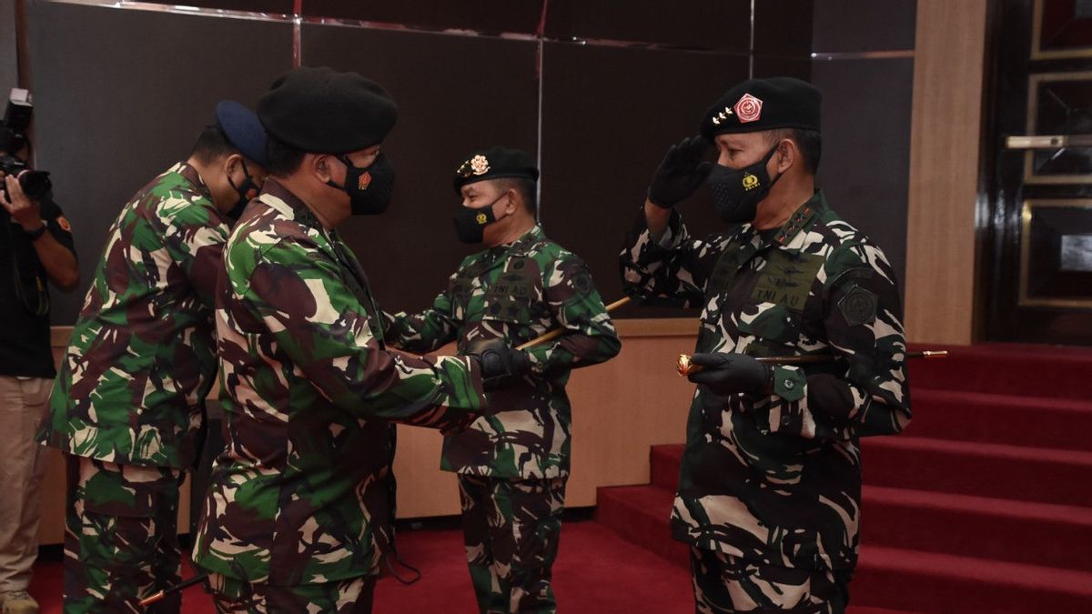 30 Officiers De Haut Rang De La TNI Sont Montés à Bord De Pangka, Y Compris Le Lieutenant-général Pangkostrad Dudung Abdurachman