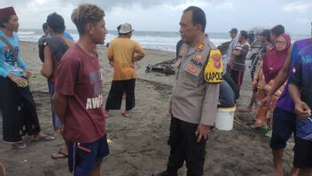 SAR Team Searches For The Captain Who Drowned After The Ship Was Struck By Lightning At Muara Cikaso Beach