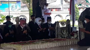 霍菲法在东爪哇周年纪念日之前前往卡尔诺墓朝圣