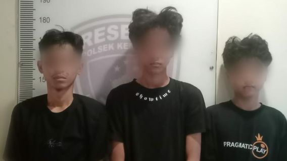 Three Teenagers Bercelurit And Golok Arrested By Buser During Patrol In Kembangan, West Jakarta