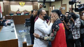 First Meet After Being Entangled In A Criminal, Rafael Alun Hugs Mario Dandy Satrio