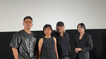 イワン・ファルスとイシャナ・サラスヴァティがスカルバナー映画の「最後の花」デュエット