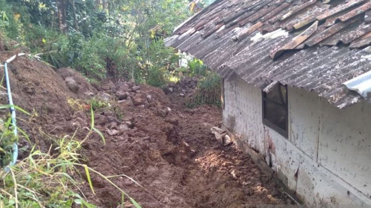 Belasan Rumah di Cianjur Terancam Longsor, 6 Keluarga Mengungsi