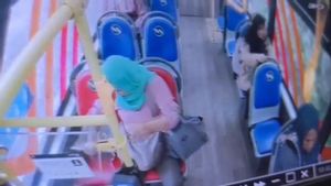 トランスジャカルタバスでラップトップを盗んだ、フードをかぶった女性が警察に逮捕