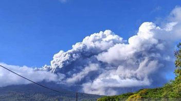 水曜日の朝、レウォトビ山NTT噴火し、火山灰を噴出させる 1 KM