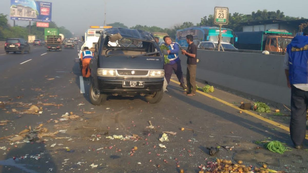 Mobil Pengangkut Sayur Terguling di Tol Tangerang-Jakarta, Arus Lalu Lintas Terkendali Aman