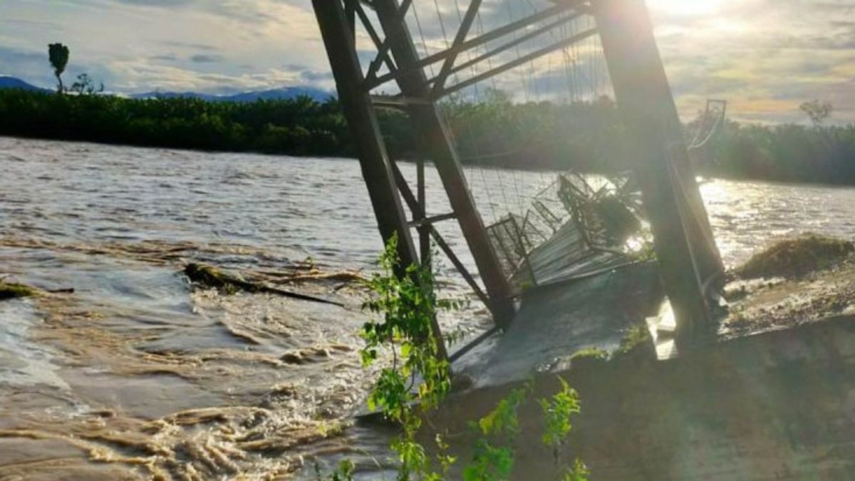 西アチェの吊り橋が洪水で被害を受けた